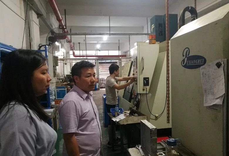 總經理李熙堅現場介紹生產設備 總經理李熙堅現場介紹生產設備